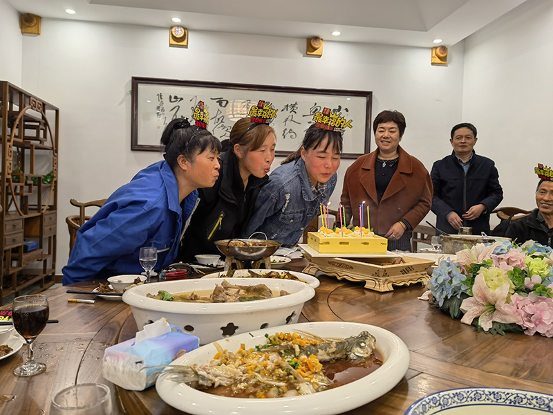 Fábrica de Cables de Fongming de Yangzhou: Fiesta de cumpleaños de los empleados de Fongming Cable